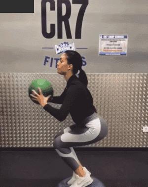 她用蜜桃臀彻底征服C罗，这个亿万少女的情敌竟是个灰姑娘？！