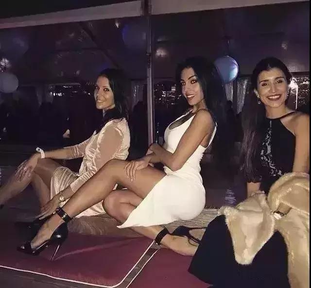 她用蜜桃臀彻底征服C罗，这个亿万少女的情敌竟是个灰姑娘？！