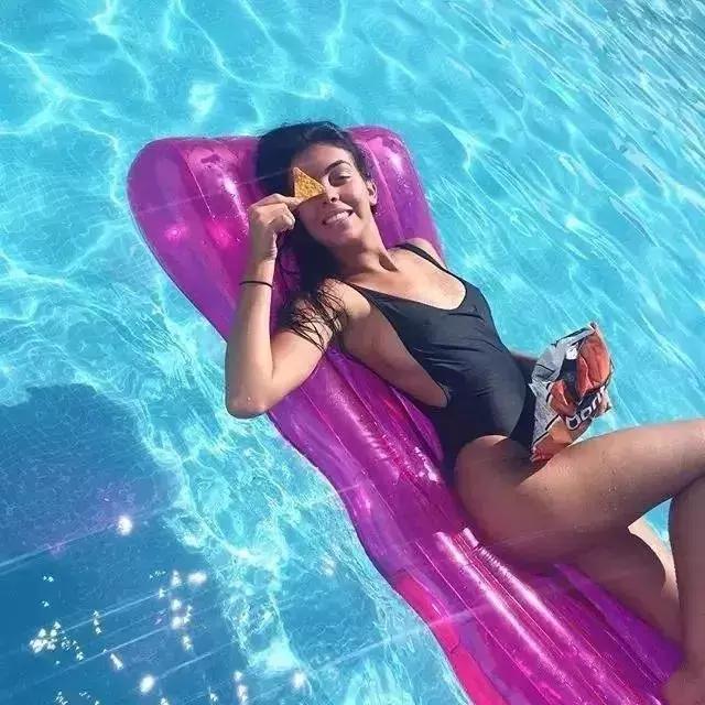 她用蜜桃臀彻底征服C罗，这个亿万少女的情敌竟是个灰姑娘？！