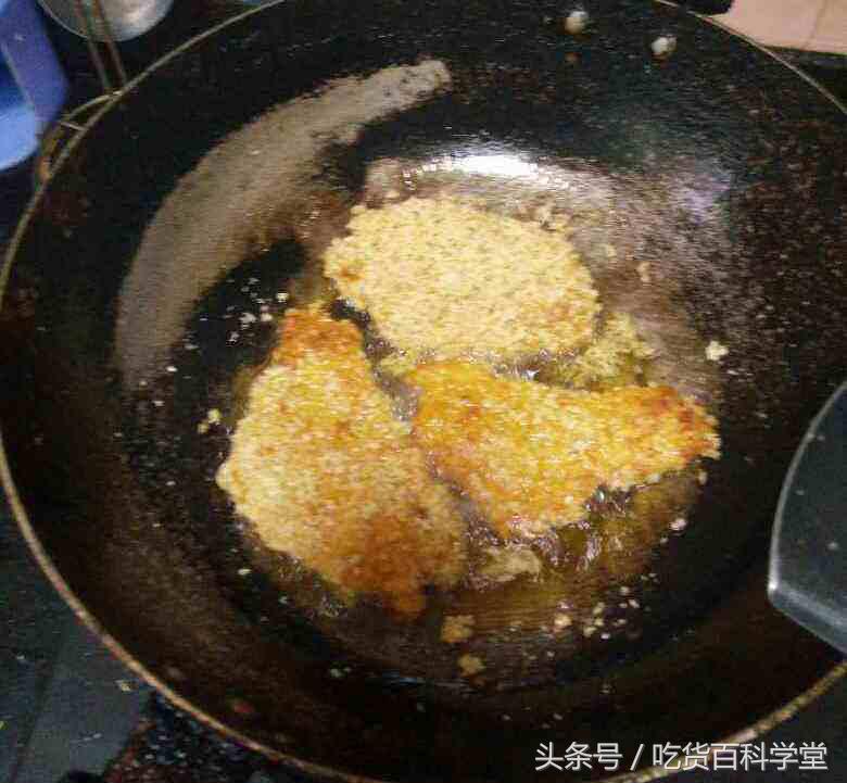 鸡排店老板娘透露,炸鸡排时加点“它”,炸好的鸡排会“爆浆”