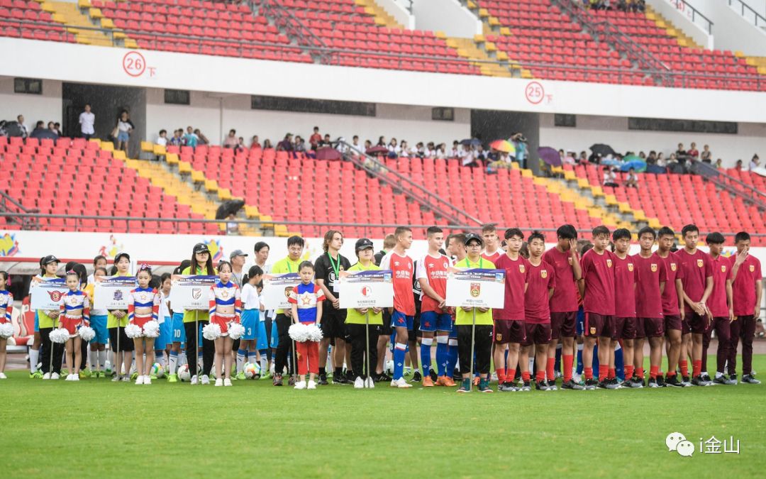 开学了学生从四面八方涌向学校,开学了同学们从四面八方走来