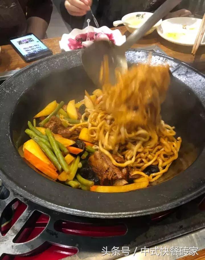 铁锅焖面餐桌,食堂蒸箱铁锅焖面做法