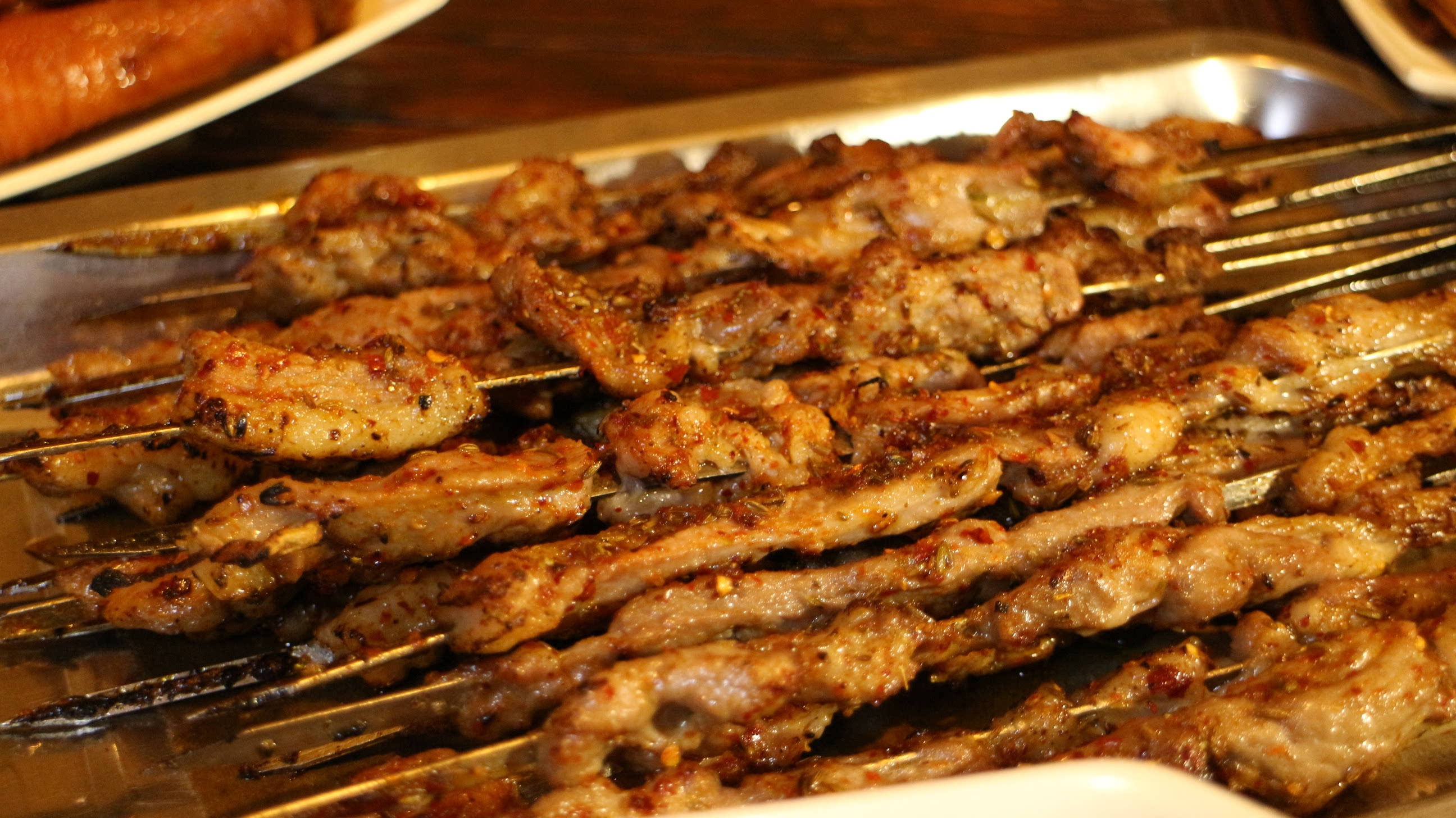 路边烧烤摊怎么挣钱,夜市烧烤摊一年真实利润揭秘