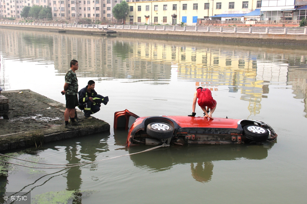车辆坠河后怎么逃生,汽车坠江怎么自救