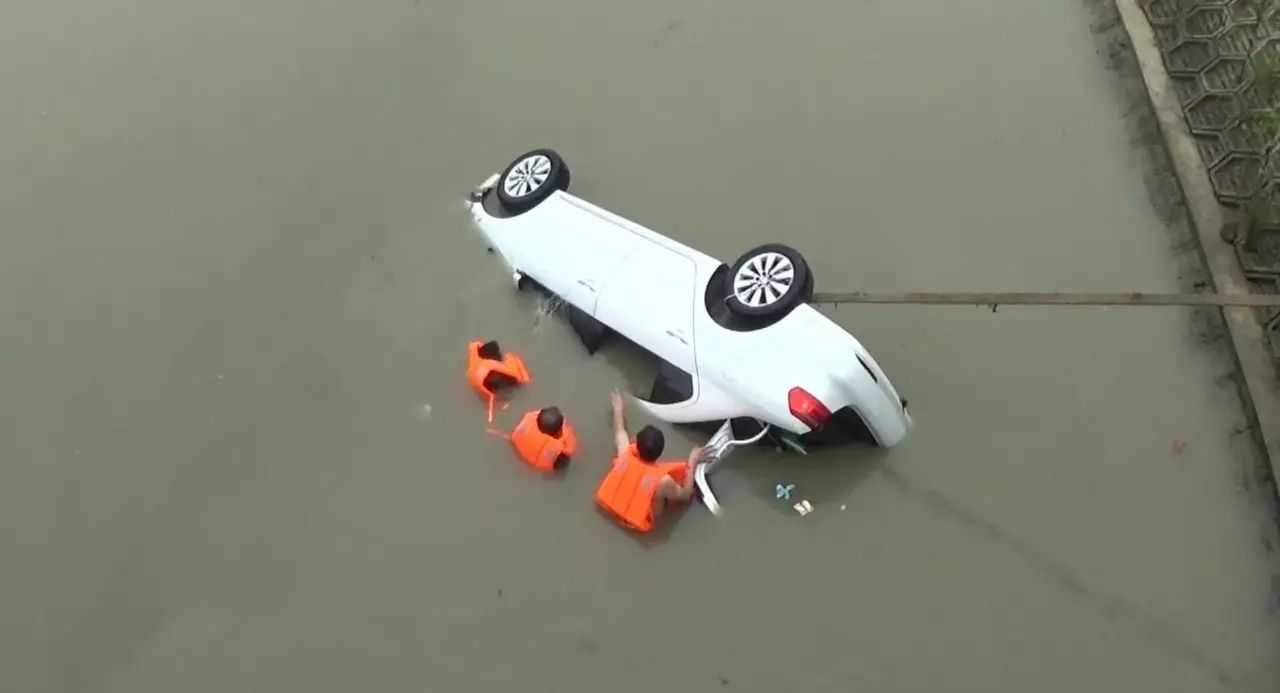 车辆坠河后怎么逃生,汽车坠江怎么自救