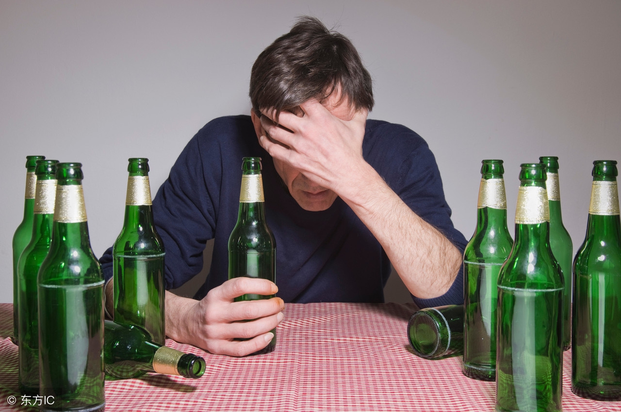 两只眼睛上眼皮浮肿是什么原因,每天睡起来眼睛浮肿是什么原因