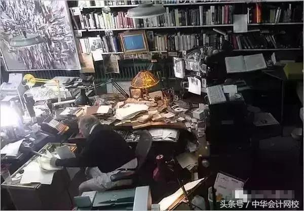 去看了看会计人的办公桌，吓了我一跳……