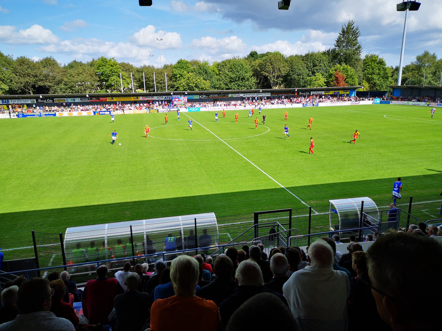 人生巅峰!球场之上突发尴尬状况,看台观众化身裁判执法比赛!