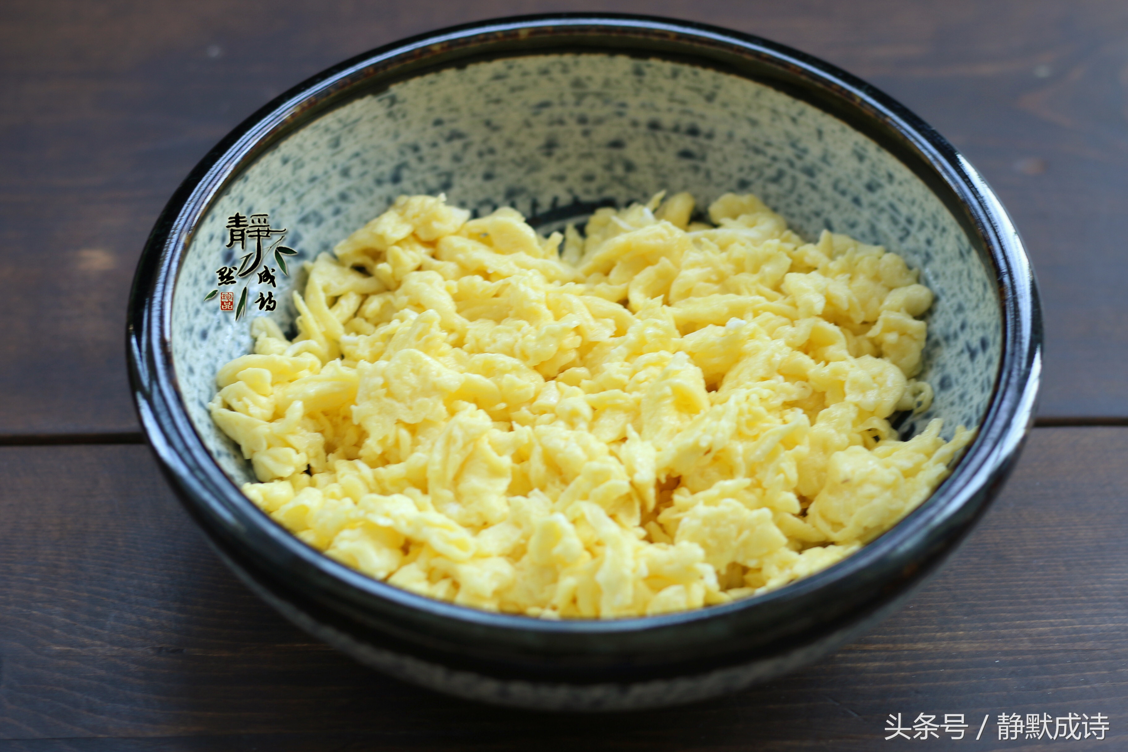 鸡蛋韭菜饺子怎样调馅使韭菜更鲜,包韭菜馅饺子有哪些步骤