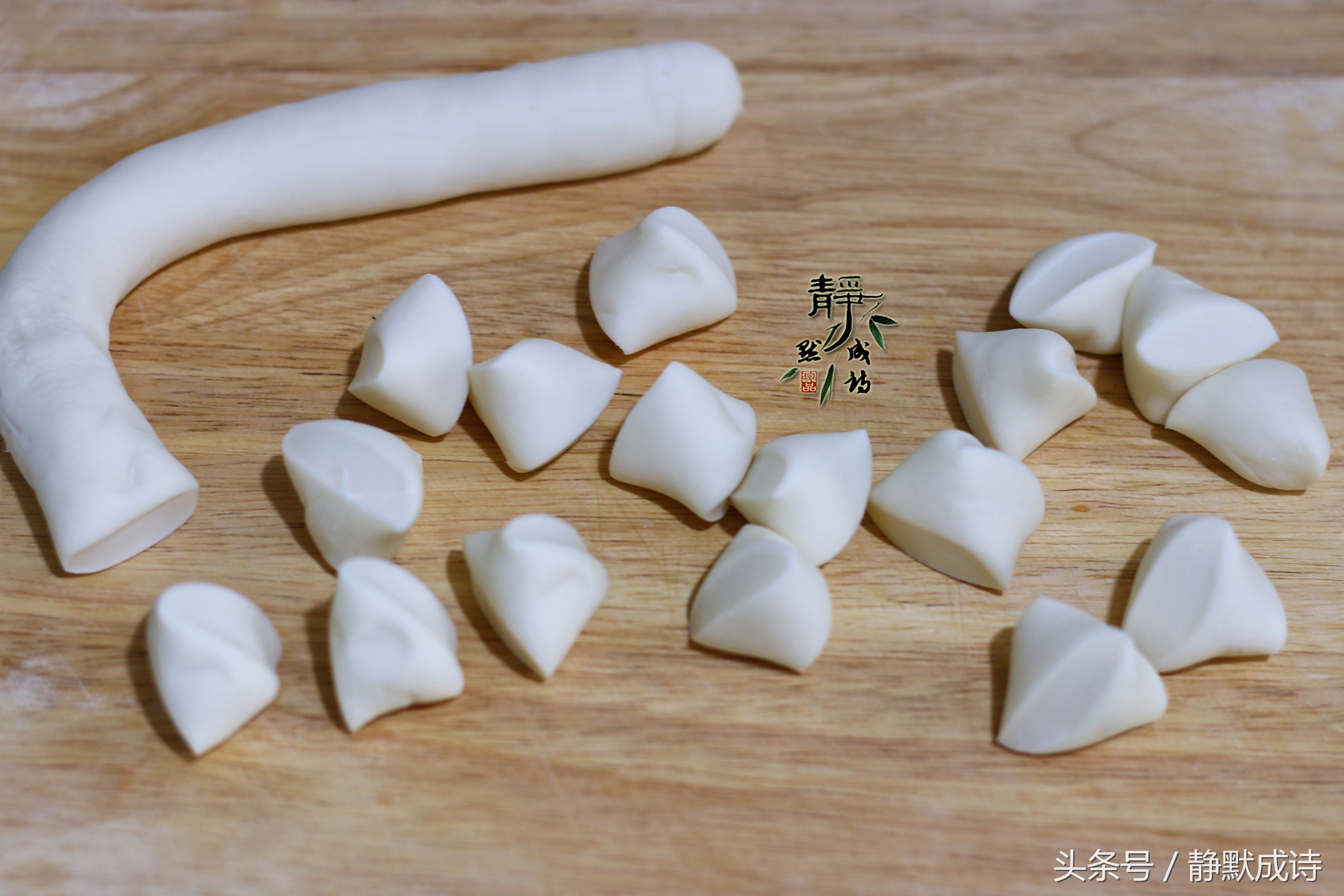 鸡蛋韭菜饺子怎样调馅使韭菜更鲜,包韭菜馅饺子有哪些步骤