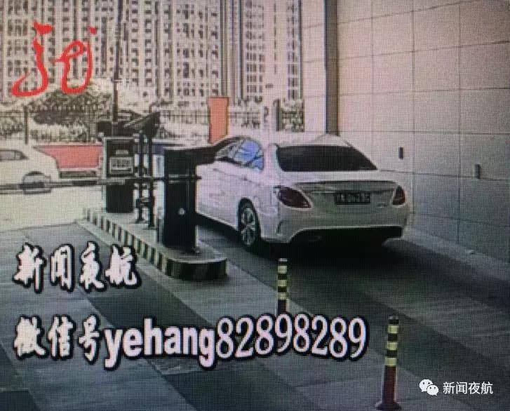 刚出家门，奔驰就掉进大坑！物业：她自己说没看见，没在业主群里