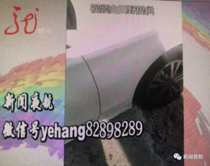 刚出家门，奔驰就掉进大坑！物业：她自己说没看见，没在业主群里