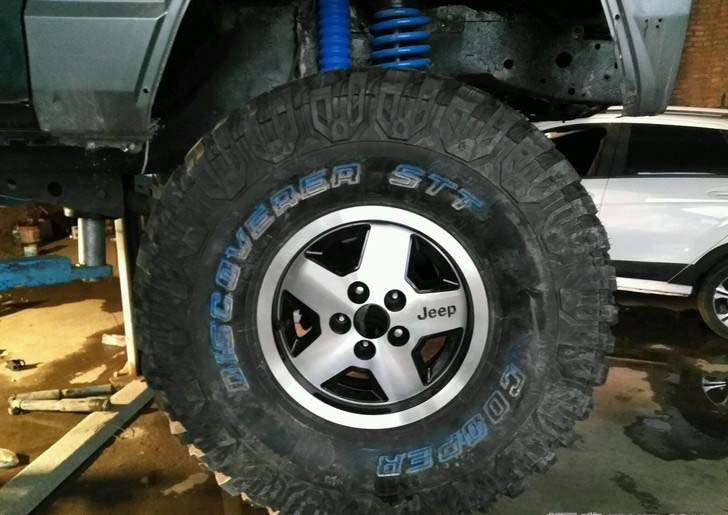 93年切诺基213小切越野大变身，重度爆改8寸升高石头派攀岩大脚怪