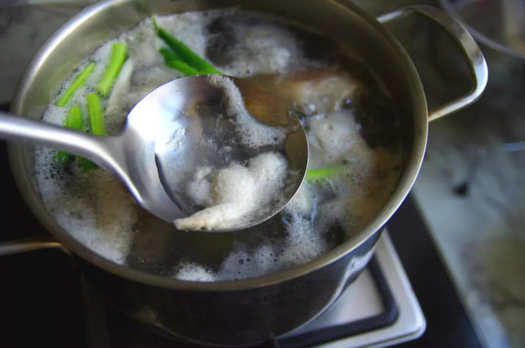 我们家的大猪蹄子,先烧再炖后烤,软而不烂,吃起来解恨又解馋!