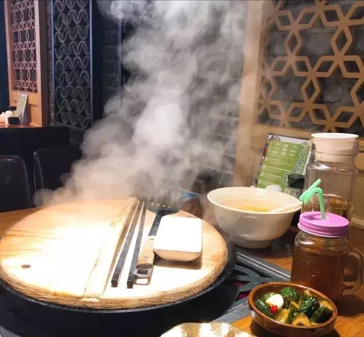 铁锅焖面餐桌,六斗米铁锅焖面怎么做