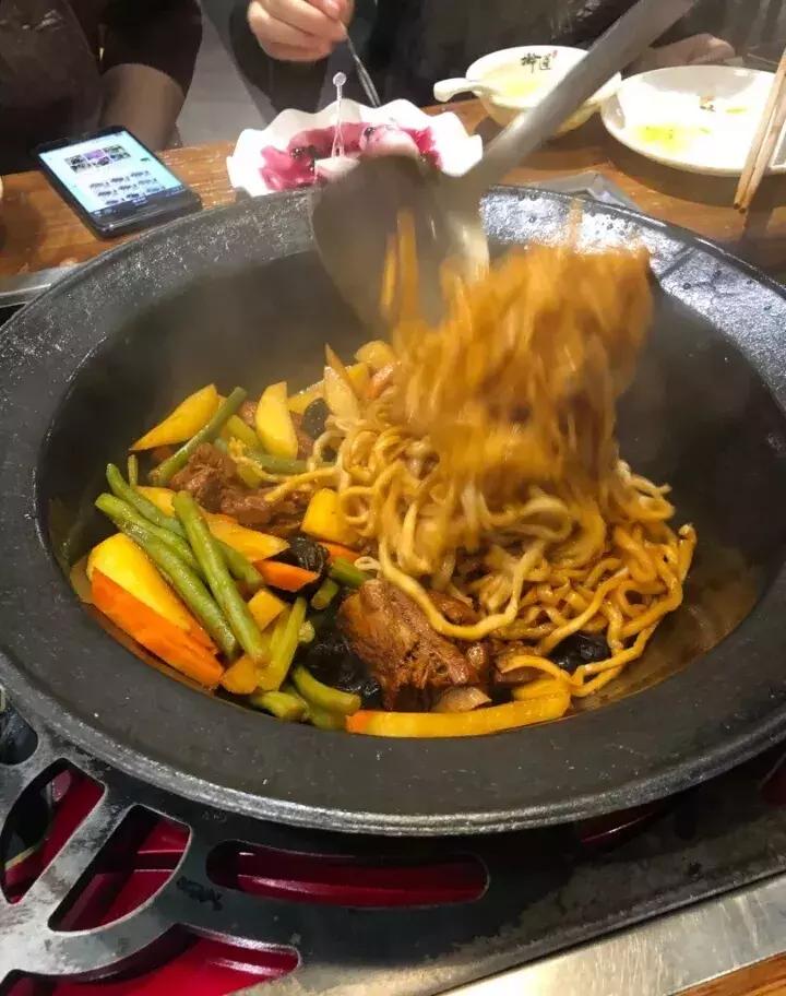 铁锅焖面餐桌,六斗米铁锅焖面怎么做