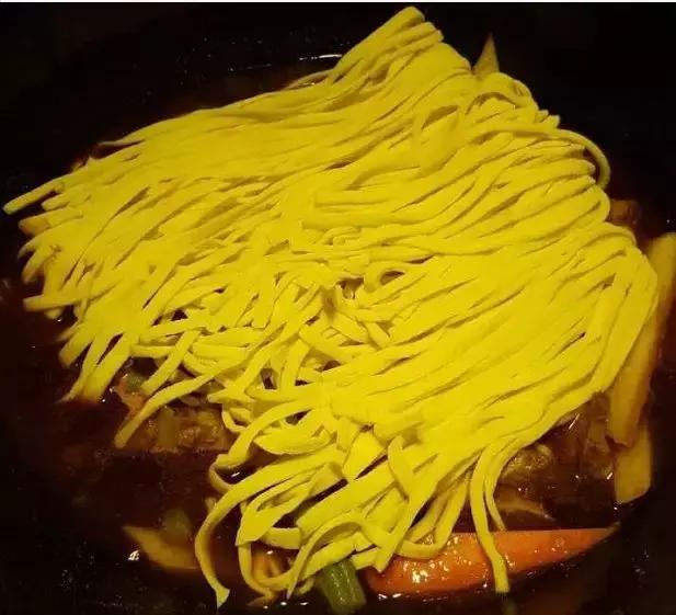 铁锅焖面餐桌,六斗米铁锅焖面怎么做