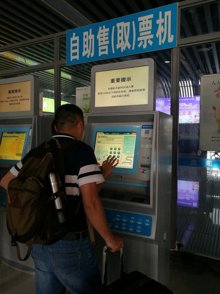 暑假去贵州旅游热吗 (暑假旅游去贵州还是桂林)