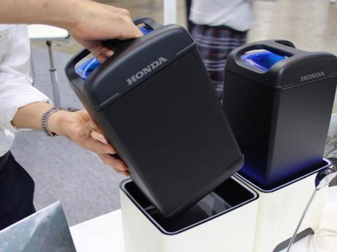 电动车和燃油车优缺点的对比,电动车缺点多用起来不太方便