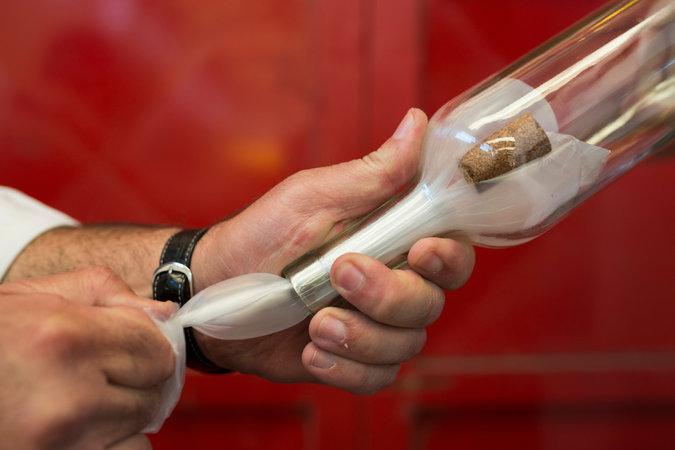 葡萄酒瓶里的软木塞给他灵感,汽车修理工发明出了生孩子的工具