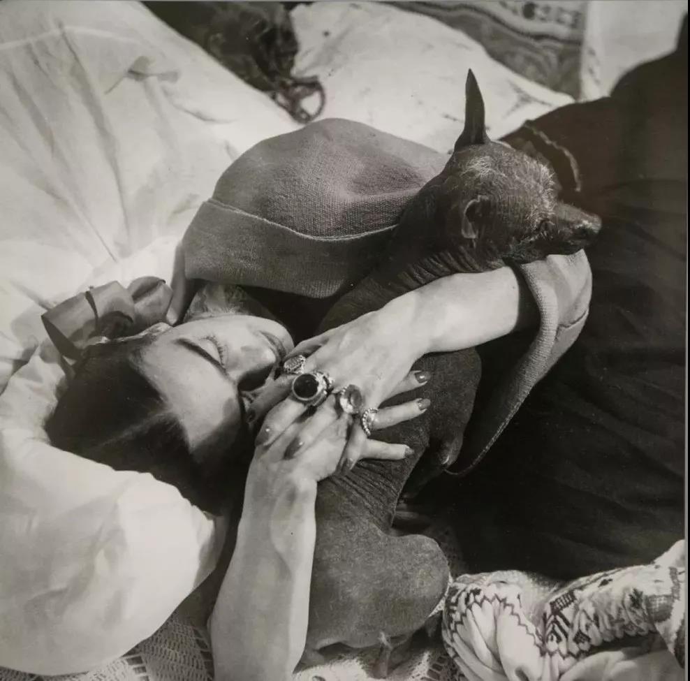 这位半个多世纪前的独立女画家，竟是一个时代的时尚偶像