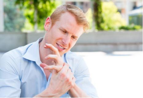 膝关节风湿性关节炎症状的表现,痛风性关节炎有什么症状和表现