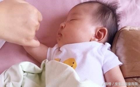 宝宝睡觉一直哼唧睡不实怎么办,宝宝晚上睡觉一直哼唧睡不熟