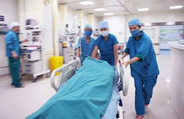 女子喉咙长“韭菜”，5年割了4次仍不断生长，最后……经常胃反酸的人赶紧注意了！