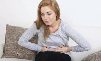 女子喉咙长“韭菜”，5年割了4次仍不断生长，最后……经常胃反酸的人赶紧注意了！