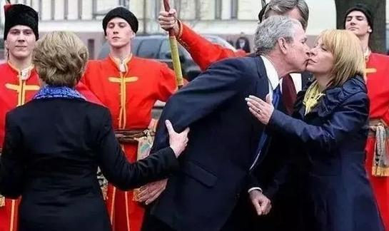 外国领*人最导**想删掉的尴尬照：图2礼仪变强吻，图5总统裤子掉了