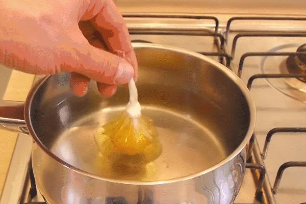 马桶堵了用保鲜膜怎么快速疏通,马桶堵了怎么用保鲜膜解决