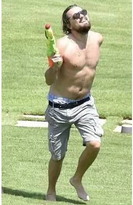 小李子现实中是个怎样的人,小李子20岁的样子