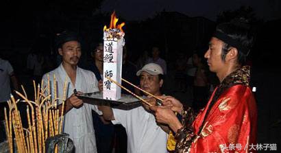 梦见树下挖到宝贝,梦见自己从老宅挖出了宝贝