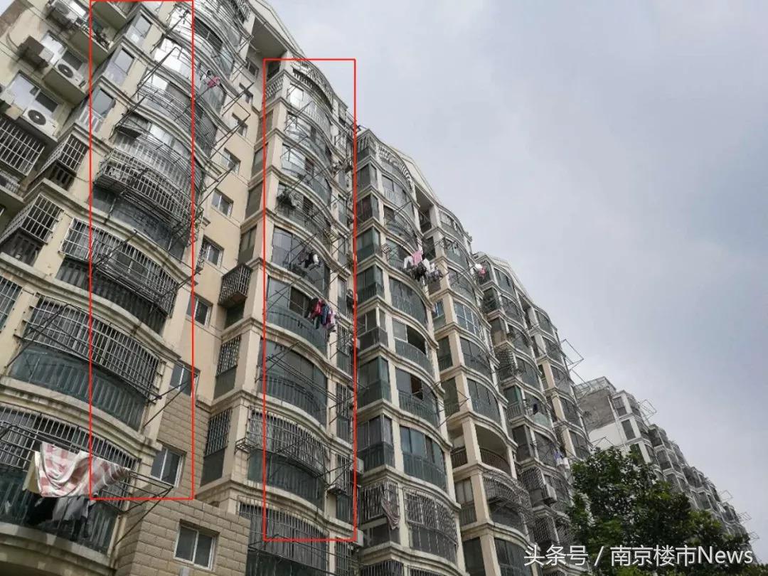 业主发现违建,楼盘刚交房业主大量违建被拆除
