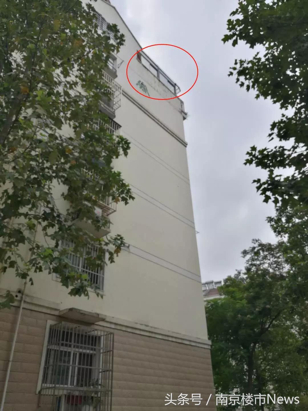 业主发现违建,楼盘刚交房业主大量违建被拆除