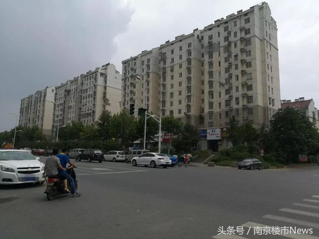 业主发现违建,楼盘刚交房业主大量违建被拆除