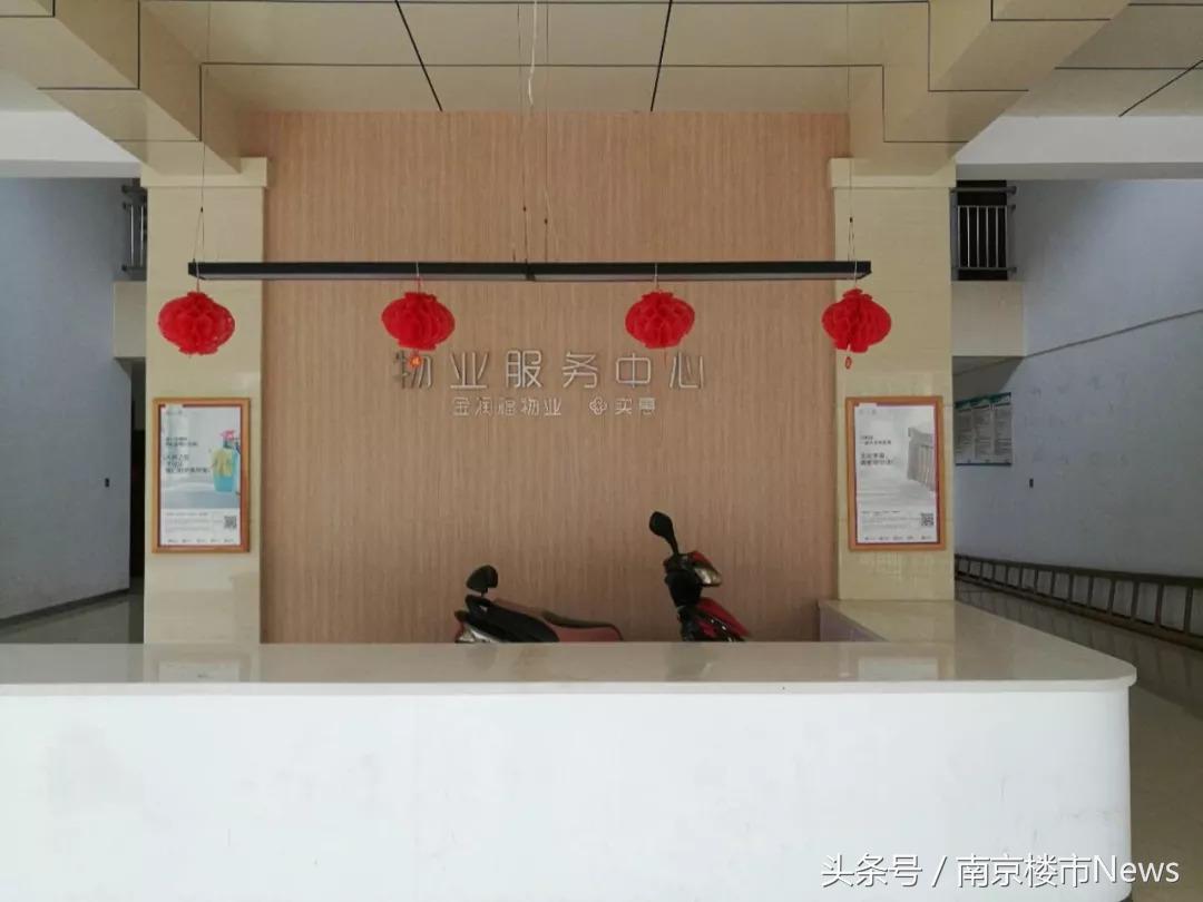 业主发现违建,楼盘刚交房业主大量违建被拆除