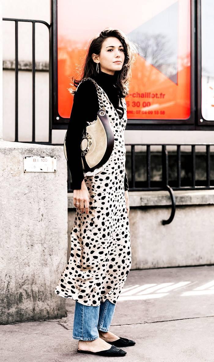 白色斜肩上衣搭配紧身牛仔裤穿搭,时尚穿搭绿色卫衣搭配大码牛仔裤