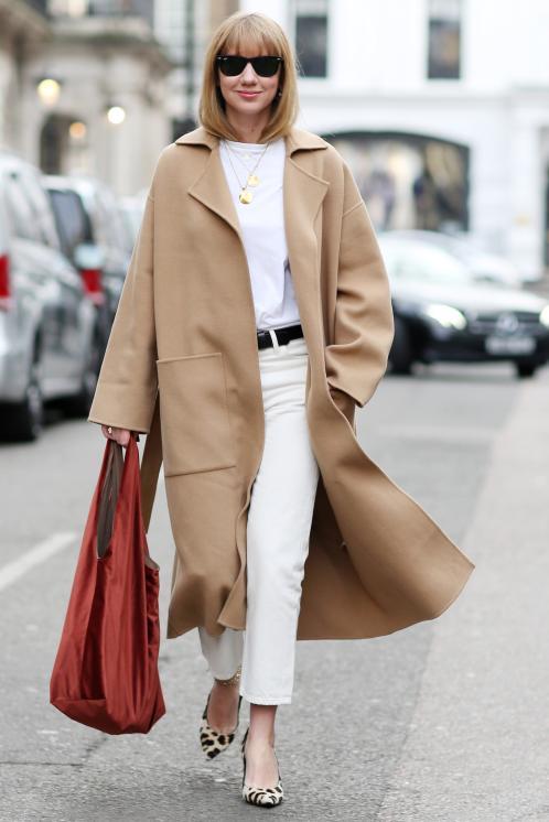 白色斜肩上衣搭配紧身牛仔裤穿搭,时尚穿搭绿色卫衣搭配大码牛仔裤