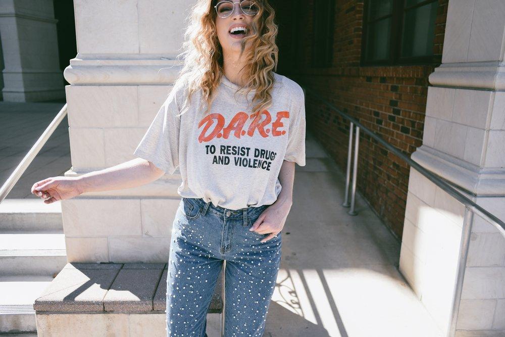 白色斜肩上衣搭配紧身牛仔裤穿搭,时尚穿搭绿色卫衣搭配大码牛仔裤