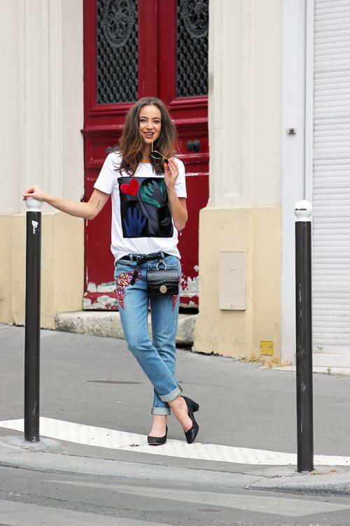 白色斜肩上衣搭配紧身牛仔裤穿搭,时尚穿搭绿色卫衣搭配大码牛仔裤