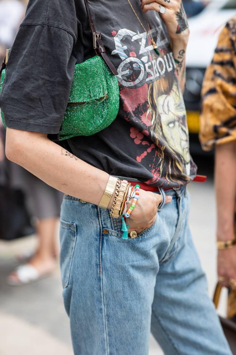 白色斜肩上衣搭配紧身牛仔裤穿搭,时尚穿搭绿色卫衣搭配大码牛仔裤