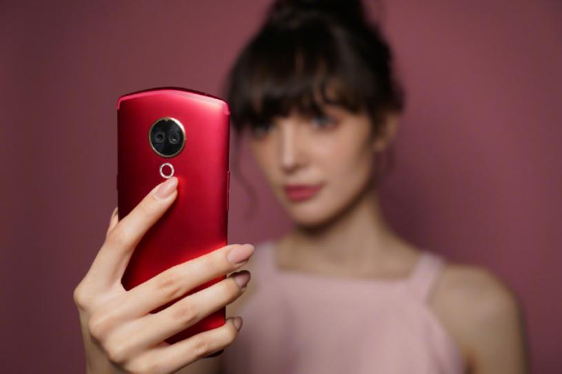 为什么越来越多的女孩子喜欢美图手机，看完天猫的买家秀我知道了