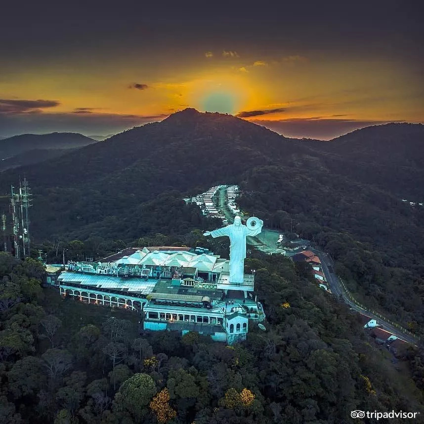 去什么地方不能穿什么颜色的衣服,中国旅游必去的十大海滩