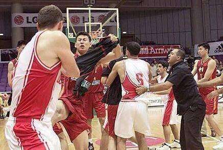 李楠输35分篮板,李楠连续两场30分