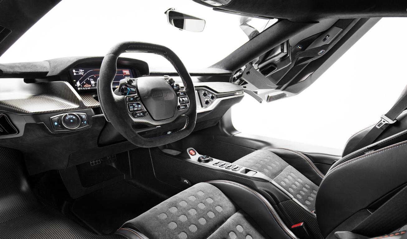 讲真的，它的赛车性能已经让它忘记了自己可以靠脸吃饭