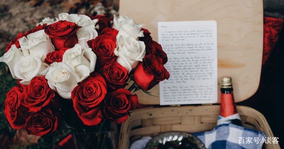 带女友去豪华餐厅，服务生突然甩我一耳光：我是她丈夫