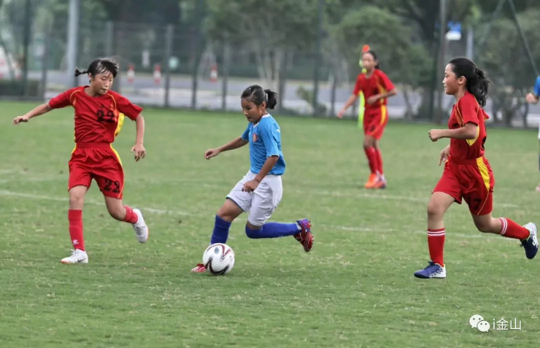 开学了学生从四面八方涌向学校,开学了同学们从四面八方走来