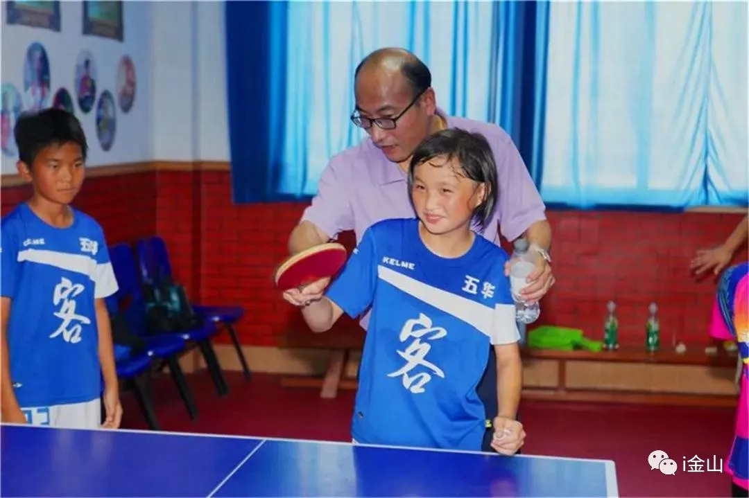 开学了学生从四面八方涌向学校,开学了同学们从四面八方走来