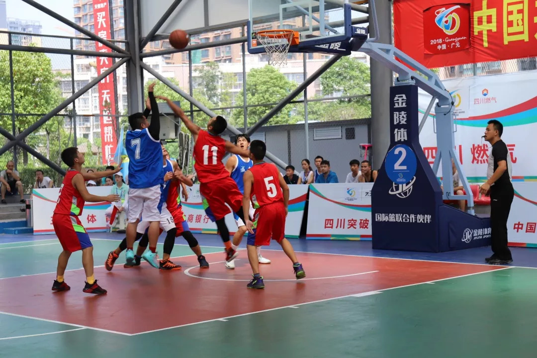 无声的拼搏只为前行,篮球因为热爱所以篮球无处不在